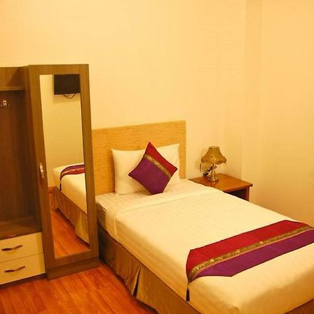 Hotel K Янгон Екстер'єр фото