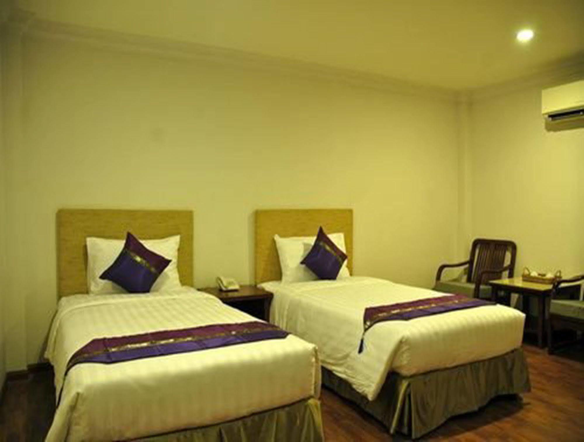 Hotel K Янгон Екстер'єр фото