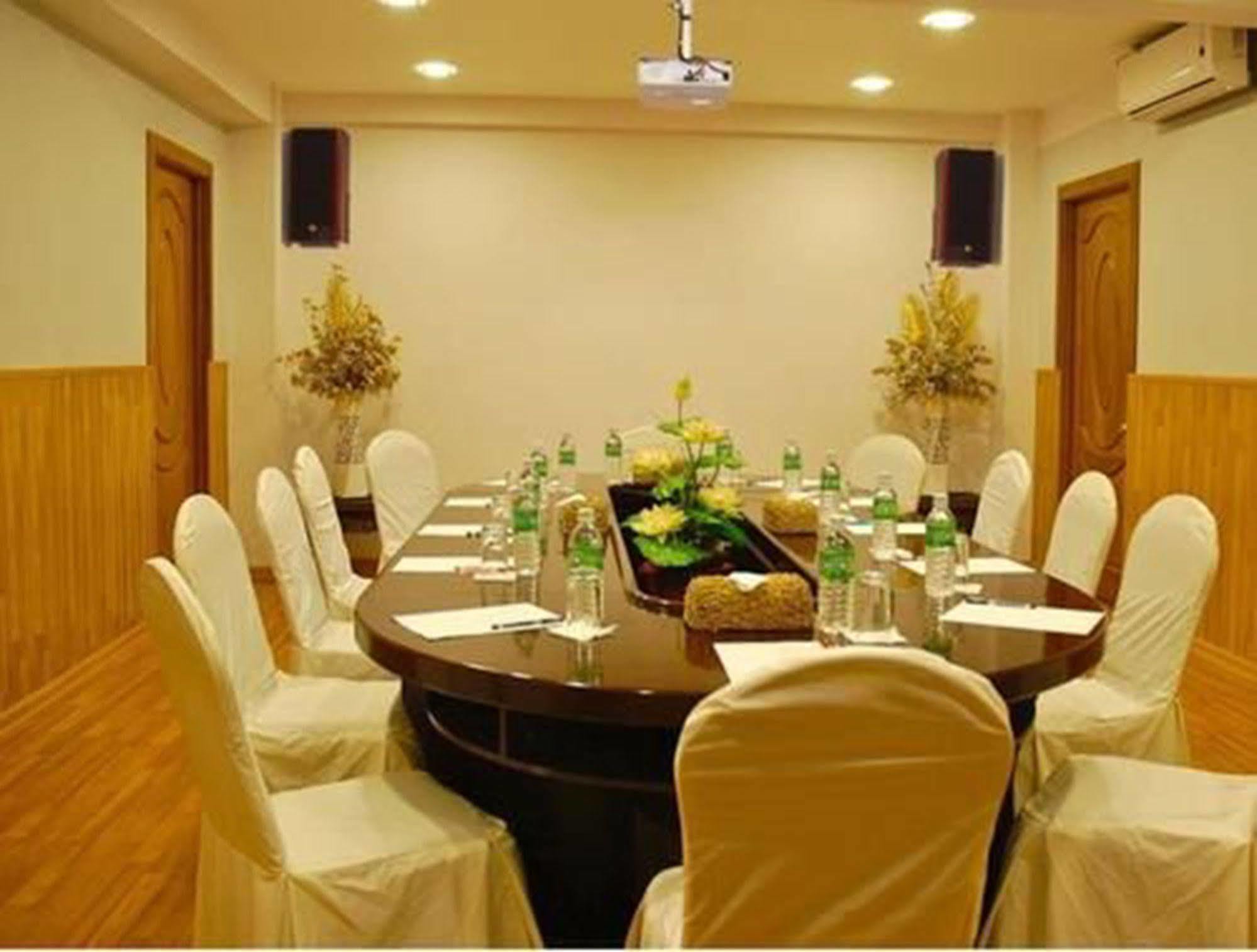 Hotel K Янгон Екстер'єр фото