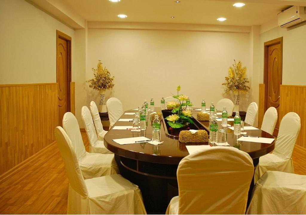 Hotel K Янгон Екстер'єр фото